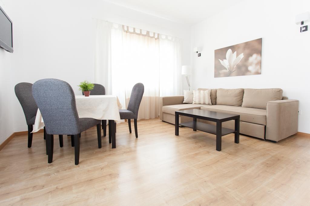 Apartamentos Diaber Larana Séville Chambre photo